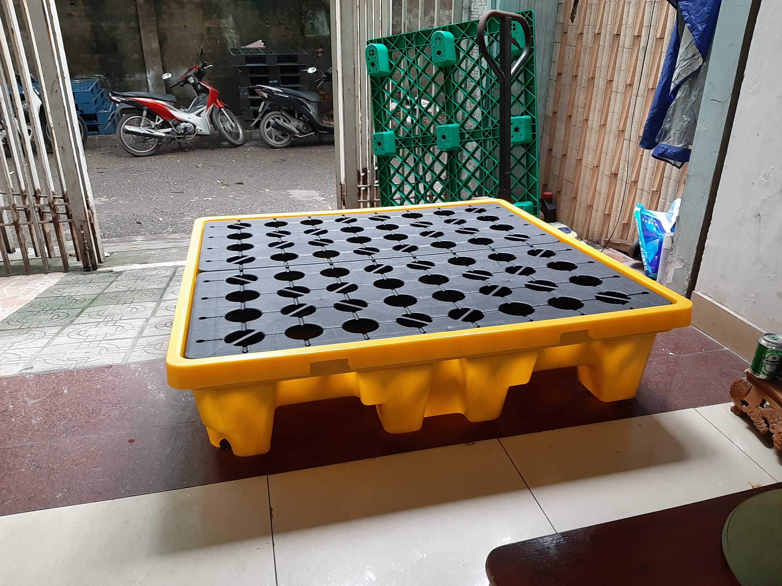 Pallet chống tràn dầu/hóa chất loại 4 thùng Phuy-&nbsp;SPL-131330C-4T